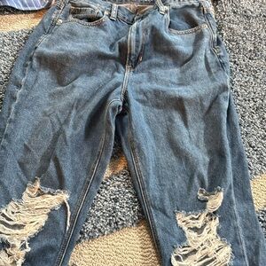 Gently worn women’s American Eagle high distressed cropped jean